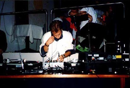 nicodj1.JPG (27399 byte)
